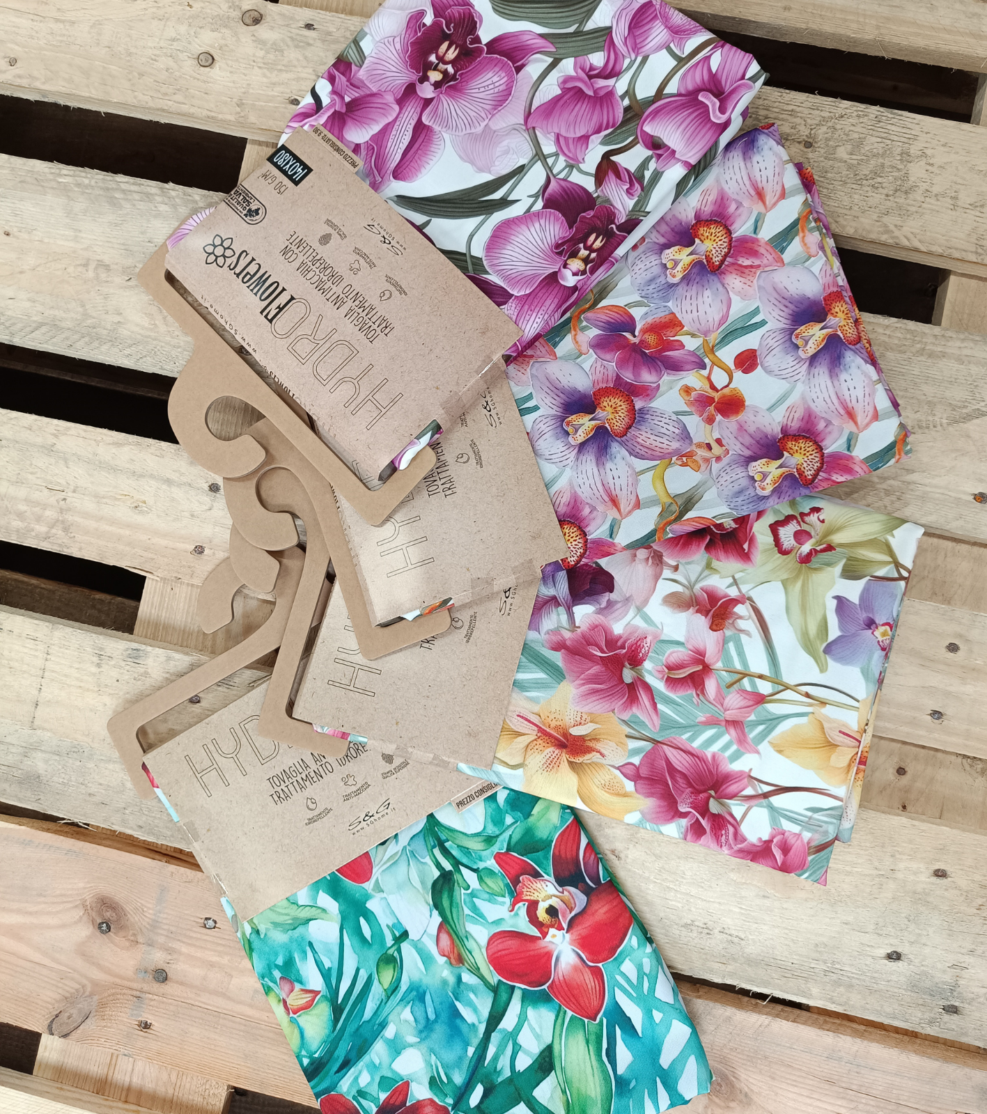 4P HYDRO FLOWERS STAIN-RESISTANT TABLECLOTH 140X140 Tellini S.r.l. Wholesale Clothing